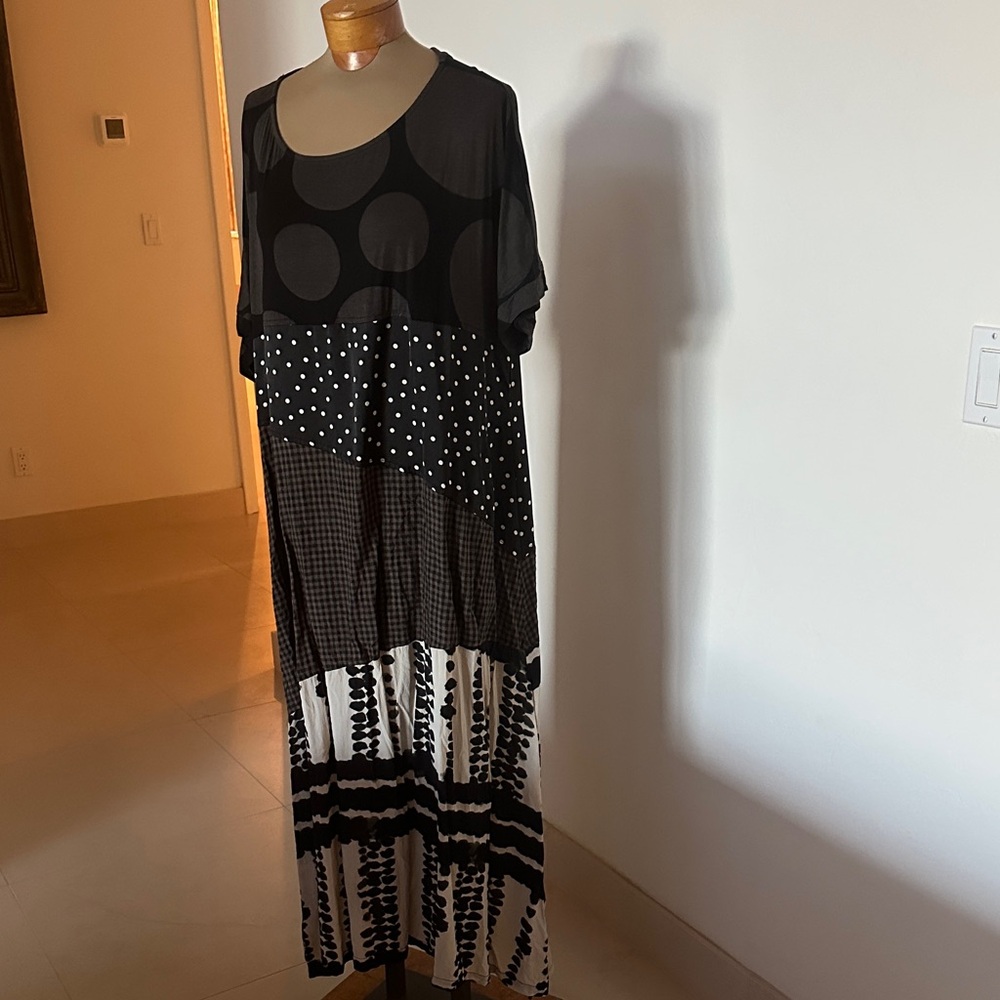 Chic Black and White Maxi Dress